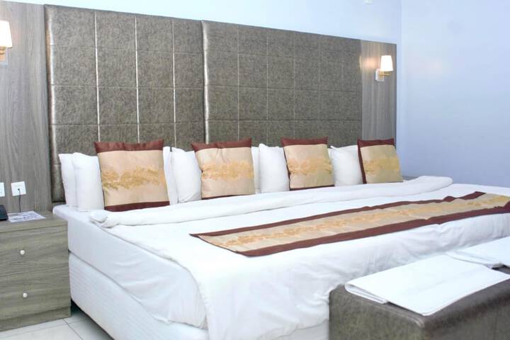 Room 21 of 102