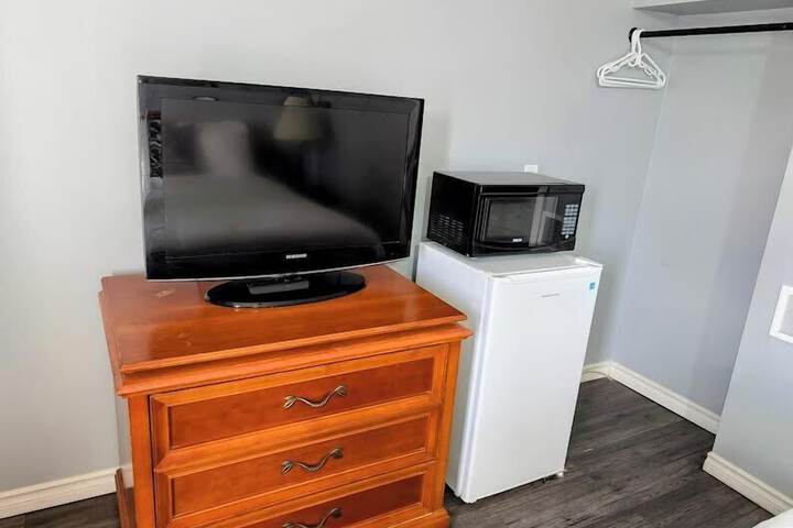 Room 8 of 33