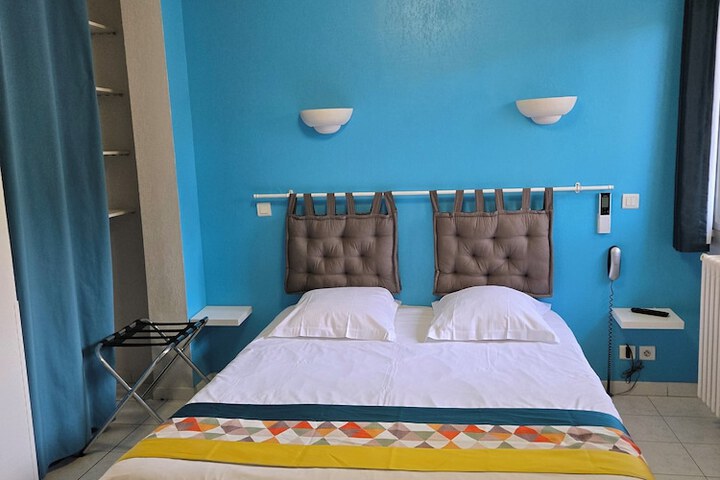 Room 10 of 33
