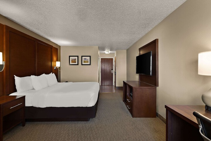 1 King Bed (10 of 34)