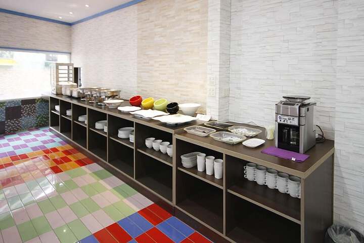 Breakfast/Coffee Service 25 of 33