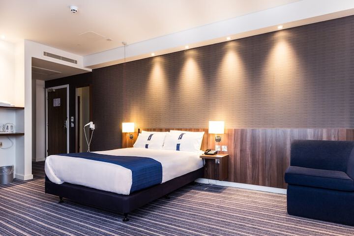 Room 28 of 65