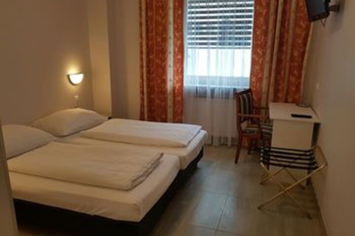 Room 13 of 20