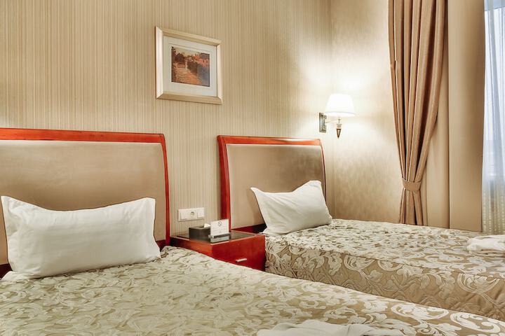 Room 9 of 32