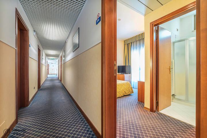 Ballroom/Hall 22 of 36