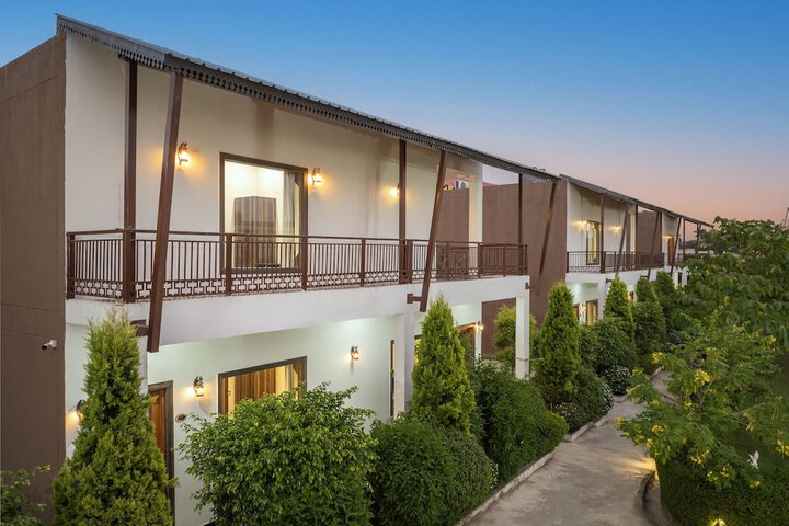 Hotel Exterior 57 of 74