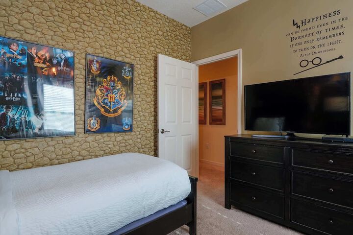 Room 8 of 40