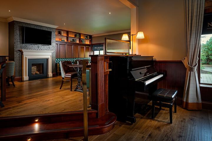 Lounge 43 of 48