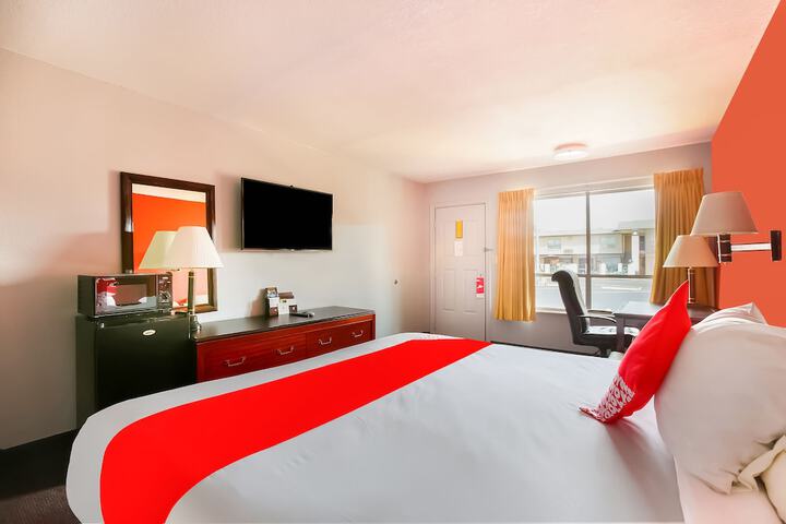 1 King Bed (10 of 12)