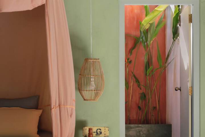 Room 33 of 47