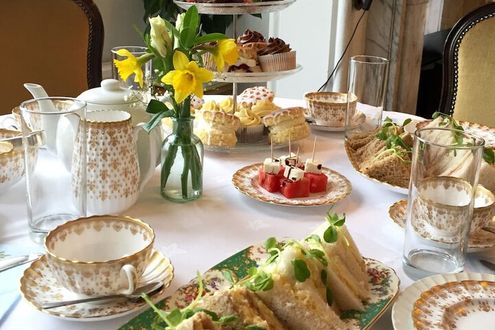 Lounge 21 of 35