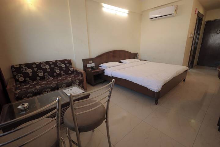 Room 5 of 9