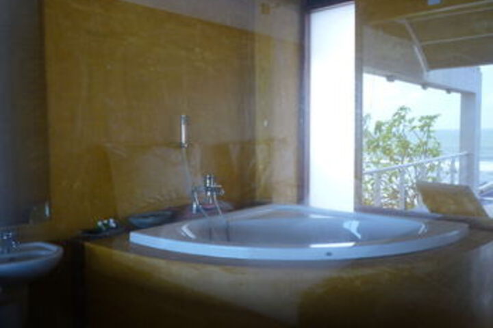 Room 5 of 17