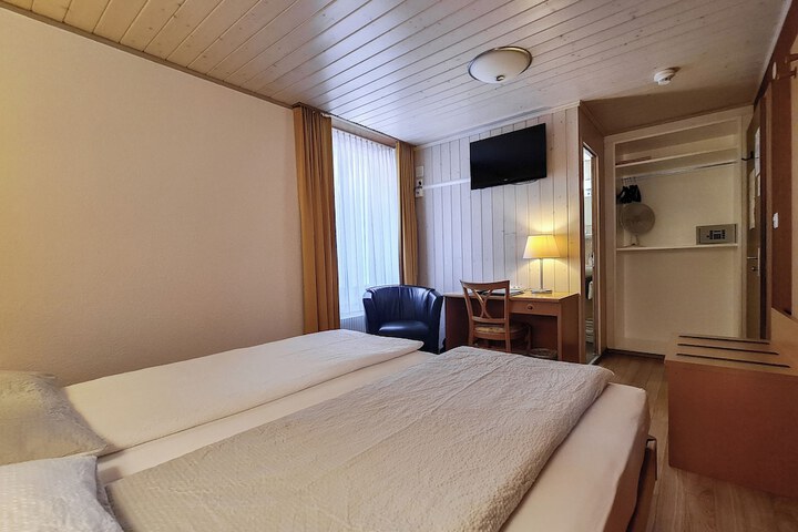 Room 8 of 62