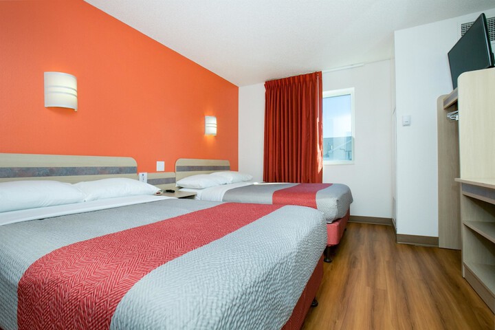 1 Queen Bed (11 of 15)