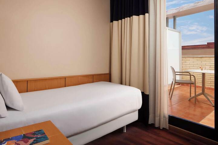 Room 6 of 33
