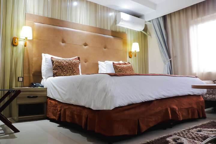 Room 10 of 32
