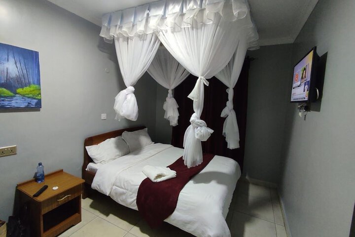 Room 4 of 33