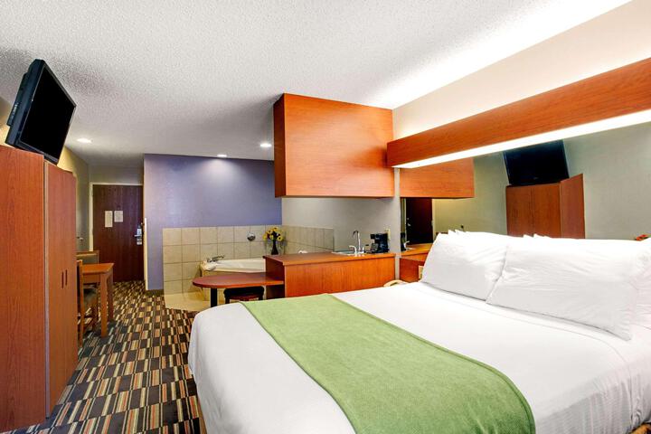 1 Queen Bed (10 of 14)
