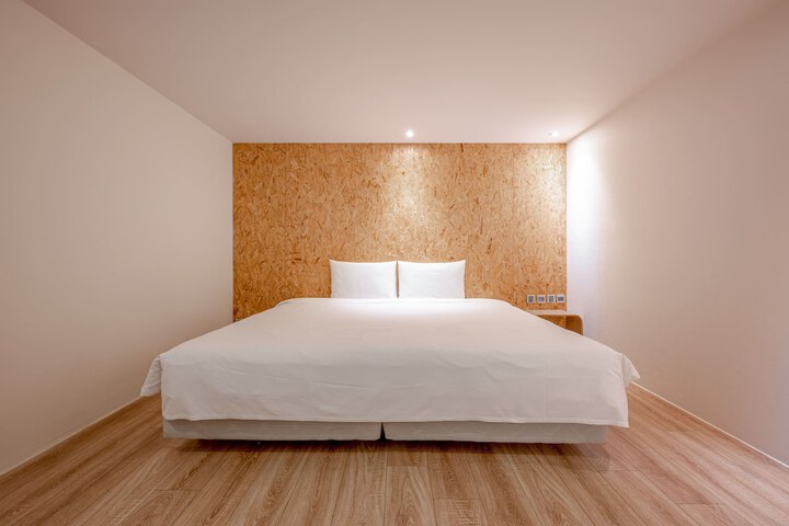 Room 28 of 53