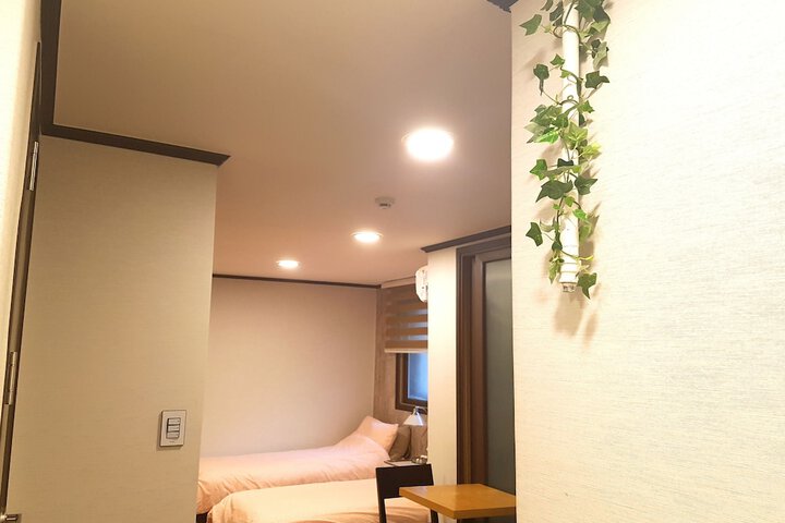 Room 28 of 77