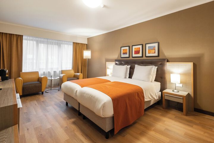 Room 45 of 122