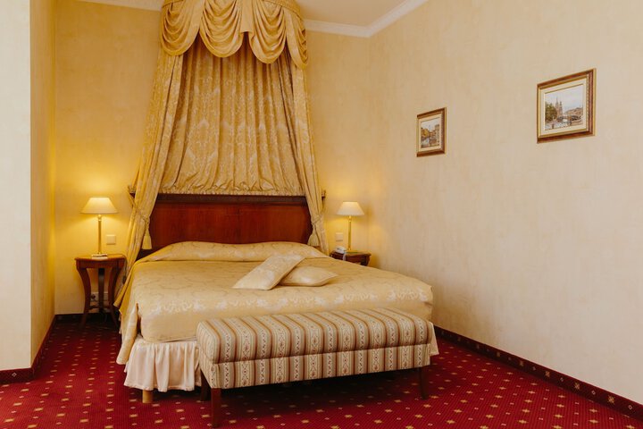Room 4 of 117