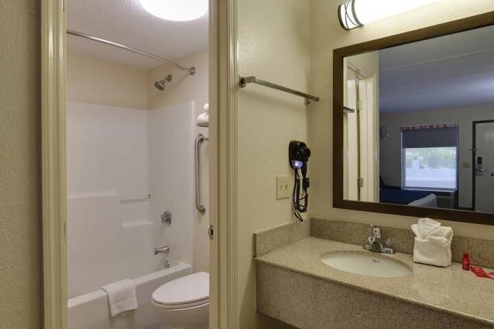 1 King Bed (4 of 21)