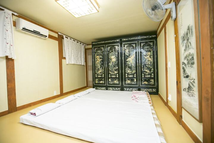 Room 4 of 40
