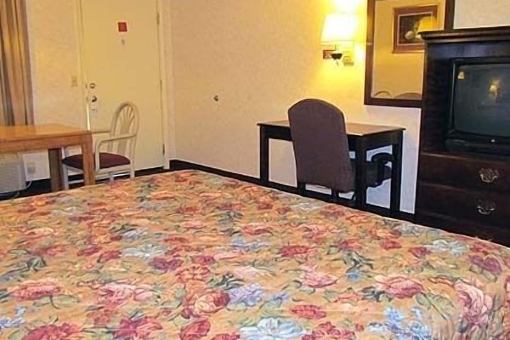 Room 2 of 8