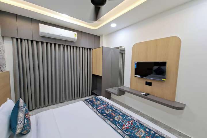 Room 9 of 27
