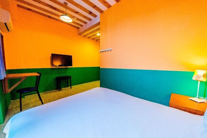 Room 2 of 33