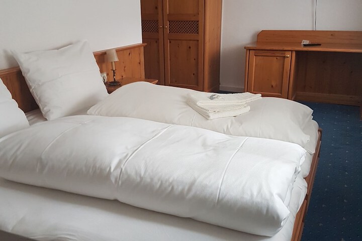 Room 7 of 12