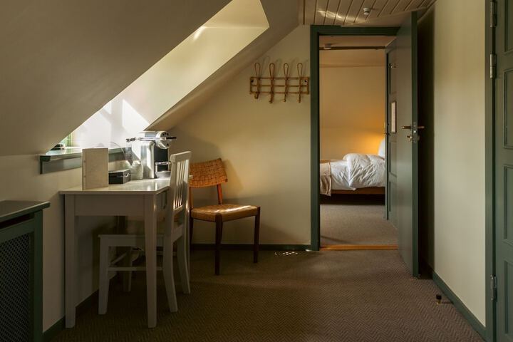 Room 4 of 61