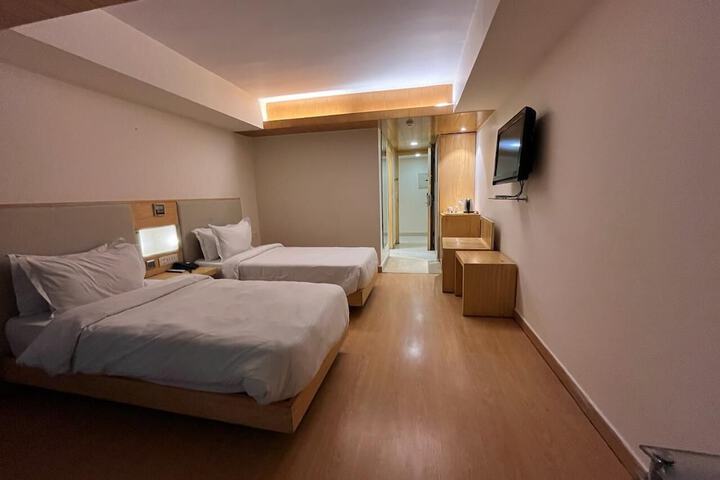 Room 12 of 32
