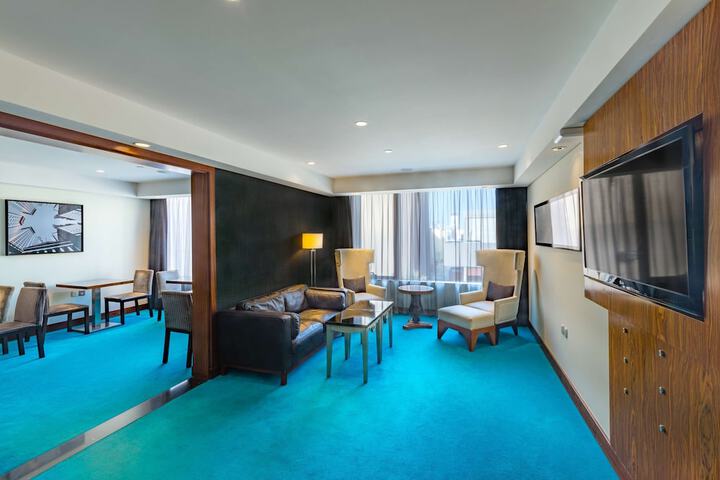 Lounge 140 of 148