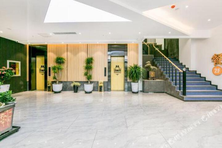 IU Hotel (Changchun Hongqi Street University Town Store)