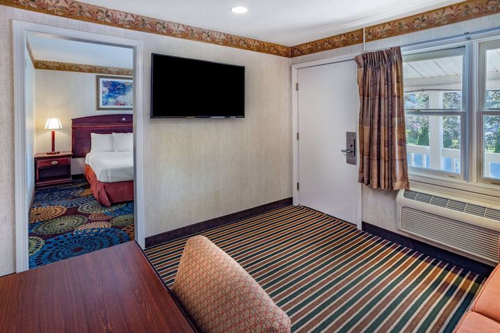 2 Queen Beds (3 of 10)