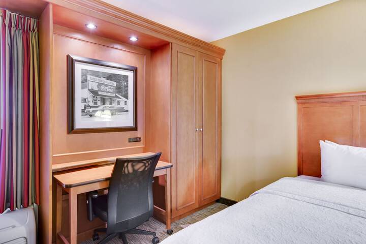 1 Queen Bed Accessible (4 of 19)
