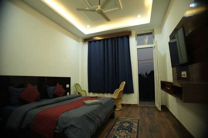 Room 12 of 16