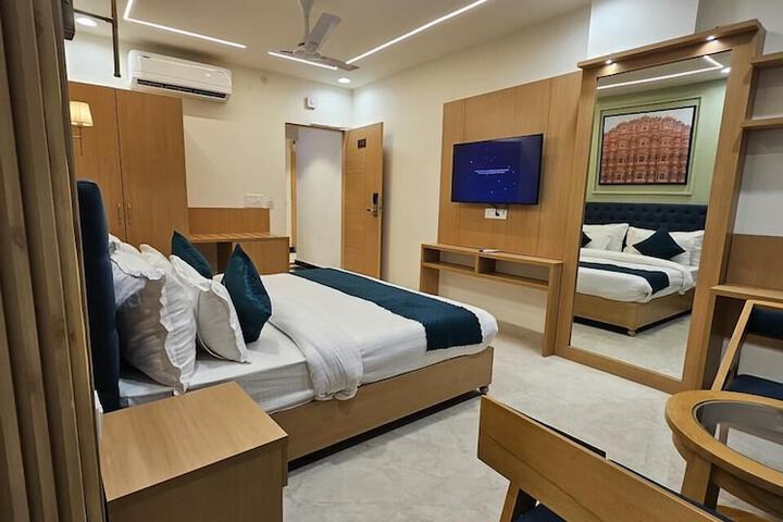 Room 6 of 25