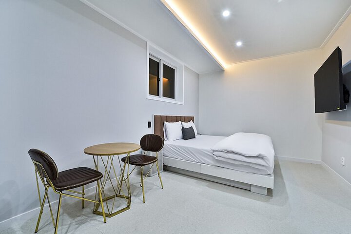 Room 8 of 43