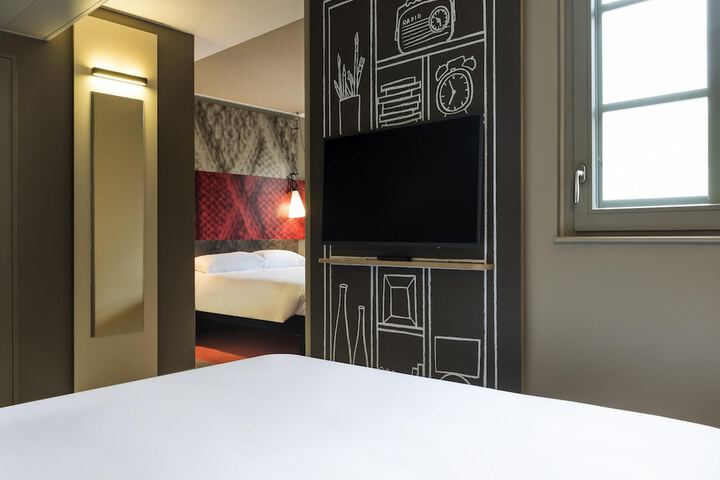 Room 12 of 53
