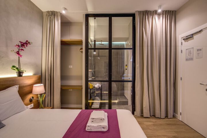 Room 16 of 32