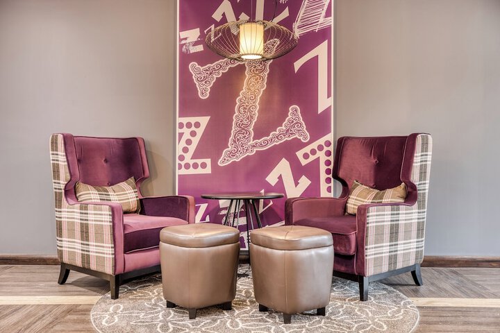 Lounge 27 of 47