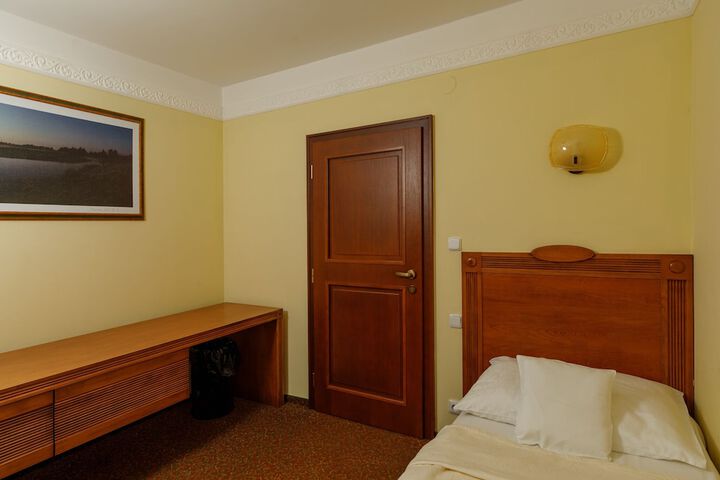 Room 8 of 48