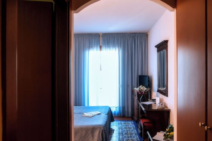 Room 43 of 94