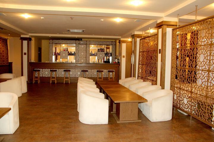 Lounge 32 of 41
