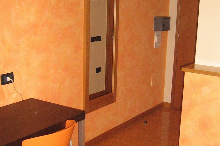 Room 15 of 83