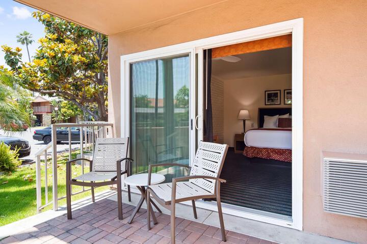 1 Queen Bed High Speed Internet Accessible Coffee Maker, Hairdryer Iron and Ironing Board Continental Breakfast (2 of 11)